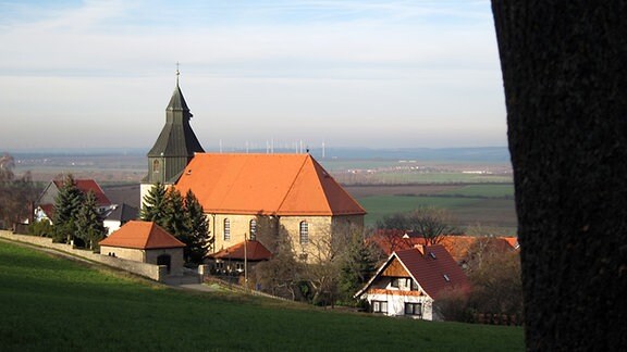 Blick auf die Kirche St. Martin und ins Thüringer Becken