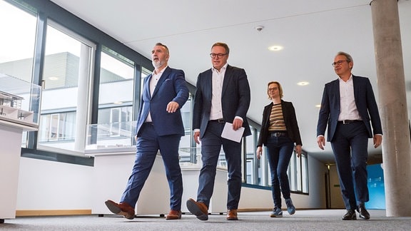 Katja Wolf, Mario Voigt, Georg Maier laufen im Landtag nebeneinander