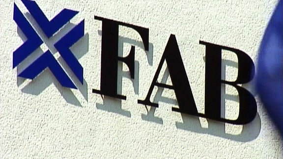 Firmenlogo von X-Fab an einem Gebäude des Unternehmens