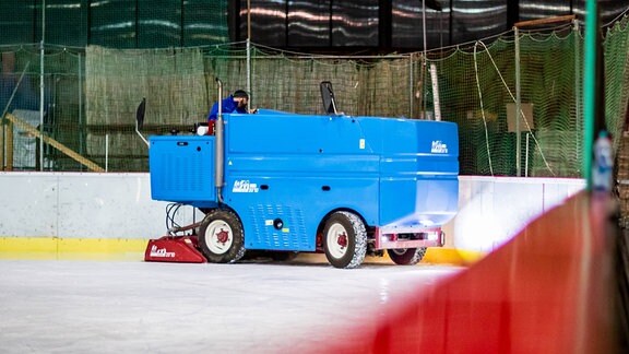 Symbolbild Eishalle während das Eis erneuert wird