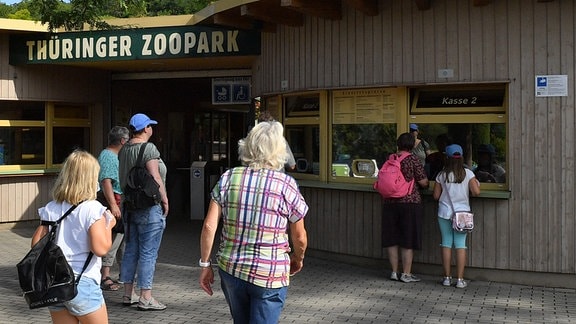 Besucher kommen in den "Thüringer Zoopark".