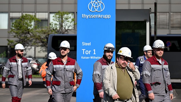 Stahlarbeiter kommen zu einer Protest-Kundgebung von Beschäftigten der Thyssenkrupp-Stahlsparte.