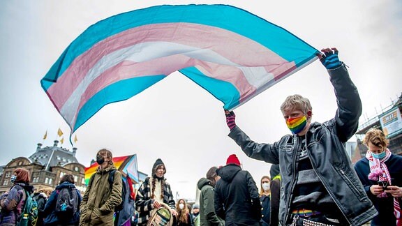Mann mit Transgender-Fahne