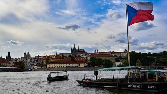 Tschechische Flagge und Blick auf Prag