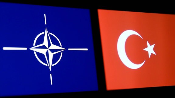 Flaggen der NATO und der Türkei auf Monitoren