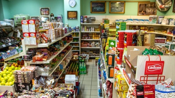 Ein Türkischer Laden in Deutschland mit Obst und Gemüse und Trockenware sowie anderen Lebensmitteln aus der Türkei.