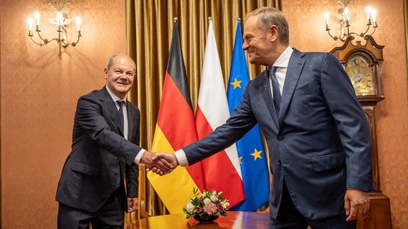 Bundeskanzler Olaf Scholz (SPD), wird von Donald Tusk (r), Ministerpräsident von Polen, zu den deutsch-polnischen Regierungskonsultationen begrüßt.