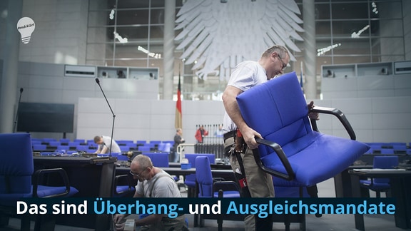Arbeiter beim Aufbau von Stühlen anlässlich vom Umbau des Plenarsaal des Deutschen Bundestages