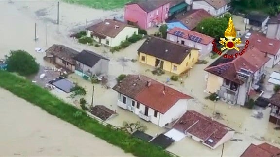 Dieses von der italienischen Feuerwehr zur Verfügung gestellte Luftbild zeigt überflutete Häuser in der norditalienischen Region Emilia Romagna. 