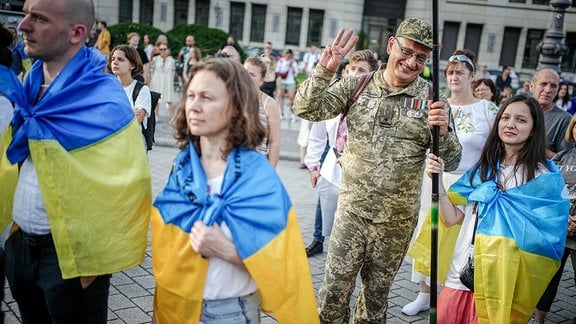 Ein ukrainischer Veteran salutiert im Rahmen des Ukrainischen Unabhängigkeitstages bei einer Demonstration