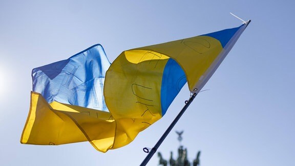 Ukraine-Flagge vorm Brandenburger Tor