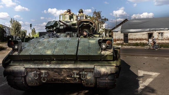 Ukrainischen Soldaten manövrieren ein Bradley Fighting Vehicle (BFV) in der Frontstadt Orichiw.
