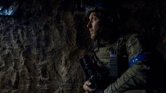 Ein Soldat der 3. Angriffsbrigade der Ukraine blickt aus einem Schützengraben. Die Region um Bachmut ist Schauplatz heftiger Kämpfe mit den russischen Streitkräften.