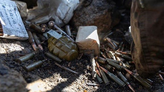 Ukrainische Gräben angeblich mit Gas angegriffen: Munition und eine Handgranate in einem Graben an der Front in der Ukraine 