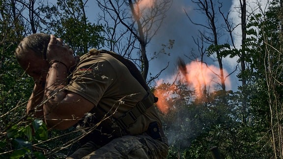 Ein ukrainischer Soldat feuert einen Mörser. Die ukrainische Armee hat nach eigenen Angaben beim Vorgehen gegen russische Verteidigungslinien im südlichen Gebiet Saporischschja weitere Erfolge erzielt. Dem Generalstab zufolge setzten die ukrainischen Truppen auch südlich der russisch kontrollierten Stadt Bachmut ihre Angriffe fort.