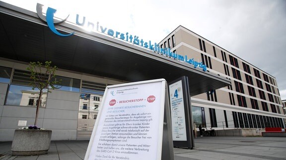 Universitätsklinikum Leipzig. Maßnahmen gegen die Ausbreitung des Corona-Virus. Im Bild: Hinweis auf Besucherstopp in der Uni Klinik