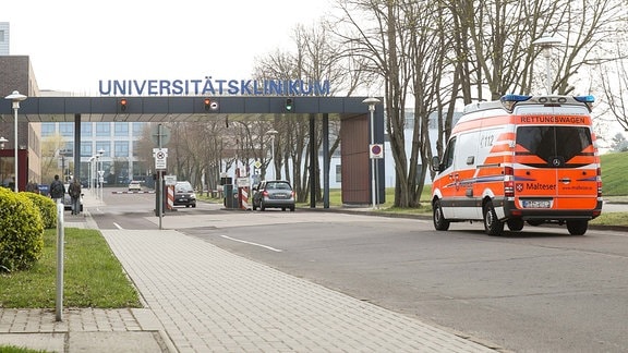 Hintereingang zum Universitätsklinikum Magdeburg.