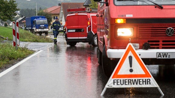 Feuerwehr und THW nach einem Erdrutsch im Einsatz
