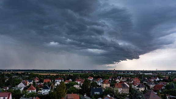 Eine Unwetterfront zieht am Abend über den Leipziger Westen.