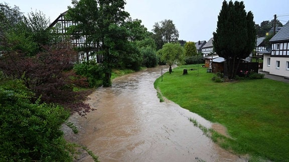 Durch Starkregen überflutete Straßen und Grundstücke