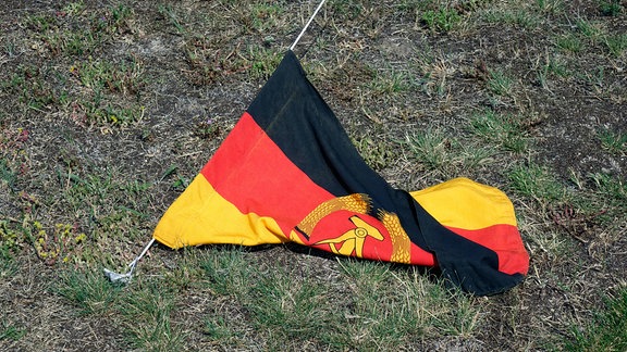 DDR-Fahne an einer Zeltleine