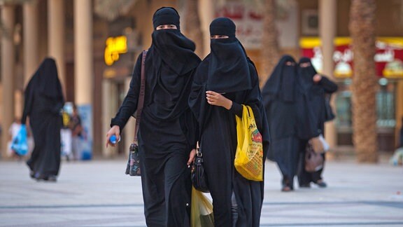 Frauen tragen den Nikab-Schleier
