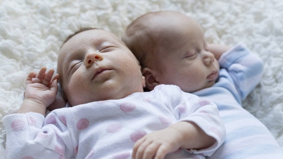 Zwei Babys schlafend