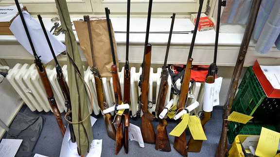 Gewehre und Pistolen in einer Asservatenkammer