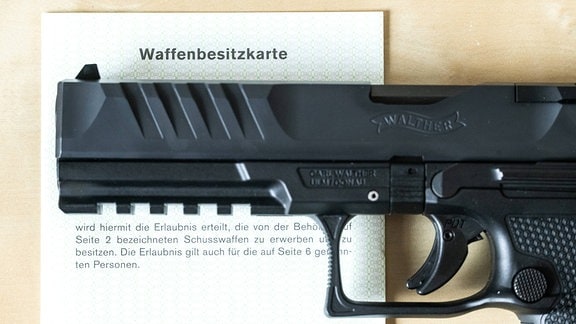 Eine Walther PDP Handfeuerwaffe und eine Waffenbesitzkarte