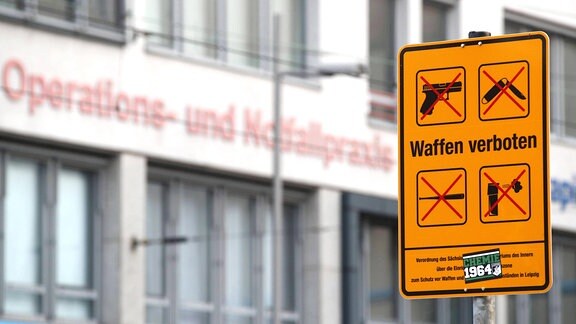 Hinweisschild zu Waffenverbotszone in Leipzig