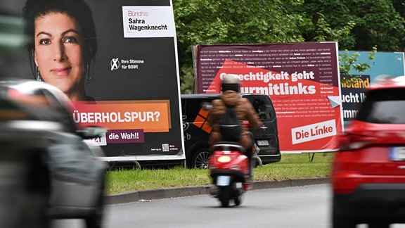 Ein Wahlplakat vom Bündnis Sahra Wagenknecht (BSW) neben einem der Linken. Vor allem sie und die SPD könnte das BSW in ostdeutschen Landtagen im Herbst überholen.