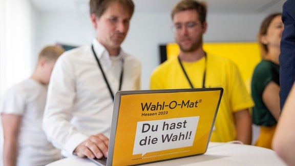 Das Online-Tool Wahl-O-Mat wird auf einer Pressekonferenz der Hessischen Landeszentrale für politische Bildung im Landtag gestartet.