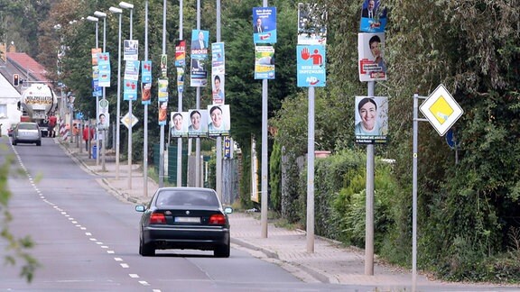 Wahlplakate verschiedener Parteien zieren Strassenlaternen
