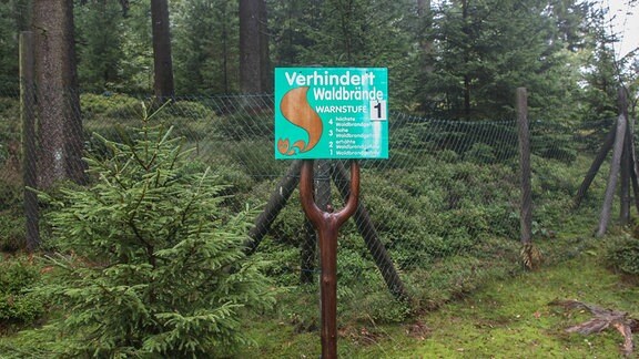 Hinweisschild Warnstufe 1 für Waldbrand.