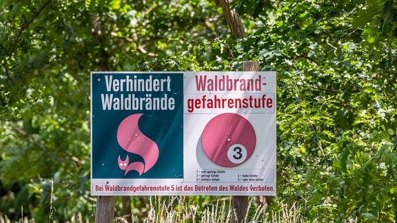 Warnschild am Waldesrand bei Doberschütz. Achtung Waldbrandgefahr.