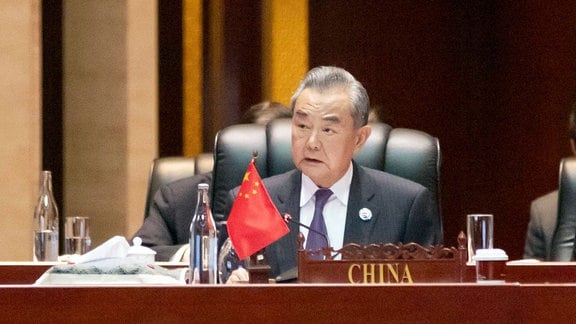 Der chinesische Außenminister Wang Yi, auch Mitglied des Politbüros des Zentralkomitees der Kommunistischen Partei Chinas, nimmt am 27. Juli 2024 am 14. Ostasiengipfel (EAS) der Außenminister in Vientiane, Laos, teil.