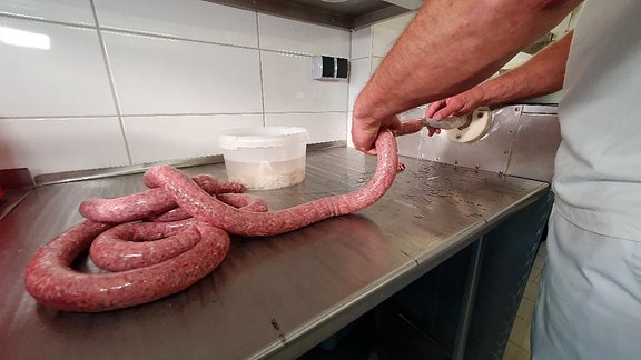 Jäger und Fleischer Michael Reiß stellt seit kurzem auch Grillwurst aus Waschbärfleisch her.
