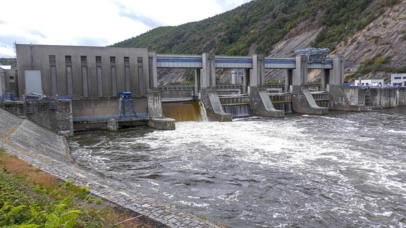 In Tschechien wird aus Stauseen vorsorglich Wasser abgelassen, auch am Wasserkraftwerk Vrané nad Vltavou.