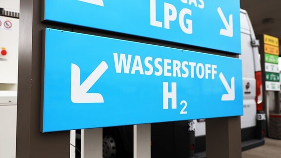 Ein Hinweisschild an der ersten Wasserstofftankstelle in Sachsen-Anhalt mit dem Schriftzug «Wasserstoff»