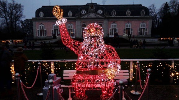 Weihnachtsmann vor Schloss Benrath