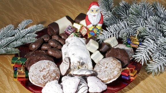 Weihnachtsteller mit Weihnachtsmann und verschiedenem Gebäck