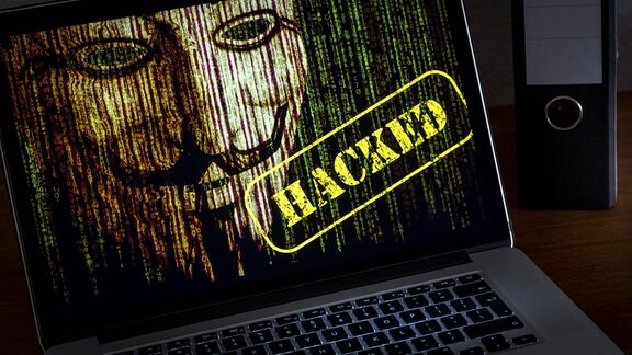 Illustration - Ein Computer mit Ransomware infiziert.