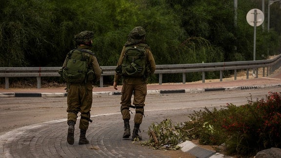 Israelische Streitkräfte patrouillieren in Gebieten entlang der Grenze zwischen Israel und Gaza, während die Kämpfe zwischen israelischen Truppen und islamistischen Hamas-Kämpfern weitergehen.