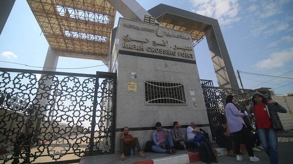 Menschen warten auf die Öffnung des Grenzübergangs Rafah in der Stadt Rafah im südlichen Gazastreifen.