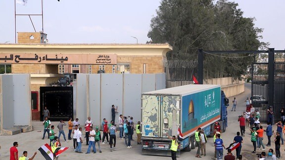 Ein Lastwagen mit humanitärer Hilfe für die Menschen im Gazastreifen durchquert den Grenzübergang Rafah in Ägypten. 