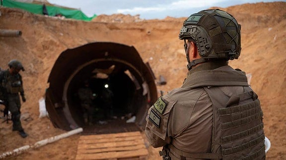 ein israelischer Soldat vor einem Tunnel