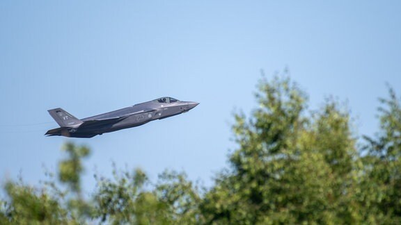Ein Kampfflugzeug vom Typ F-35 startet