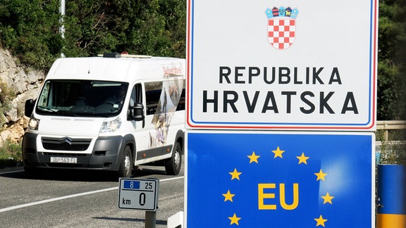 Das Schild der Europäischen Union und ein Schild der Republik Kroatien markieren in Neum (Bosnien) die Grenze zwischen Bosnien-Herzegowina und Kroatien.