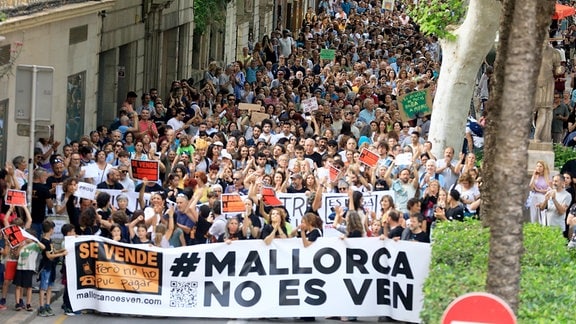 Einheimische bei einer Demonstration gegen den Massentourismus. Tausende haben auf Mallorca gegen Massentourismus protestiert. Unter dem Motto "Sagen wir basta!" versammelten sich die Menschen am Samstagabend im Zentrum der Inselhauptstadt Palma.
