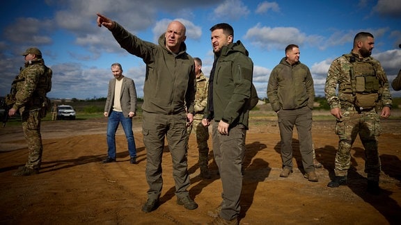 Der ukrainische Präsident Wolodymyr Selenskyj (r) wird von General Jurij Sodol (l) in der Donbass-Region über Operationen an der Front informiert.